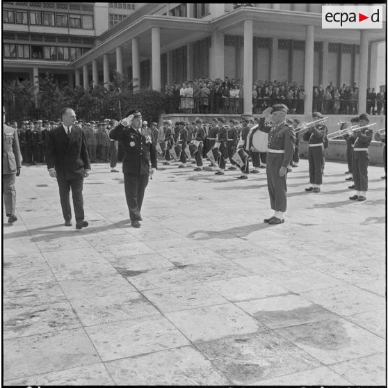 Forum d'Alger. Adieux du général Challe. Revue des différents détachements militaires.