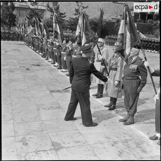 Forum d'Alger. Adieux du général Challe. Revue des différents détachements militaires.