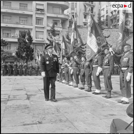 Forum d'Alger. Adieux du général Challe. Revue des différents détachements militaires.