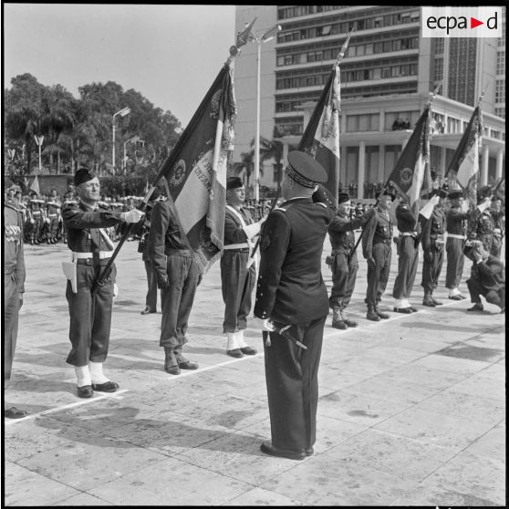 Forum d'Alger. Adieux du général Challe. Revue des différents détachements militaires.