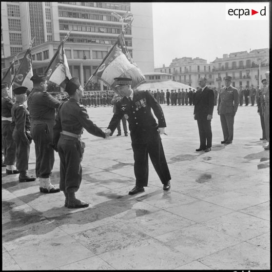 Forum d'Alger. Adieux du général Challe. Revue des différents détachements militaires.