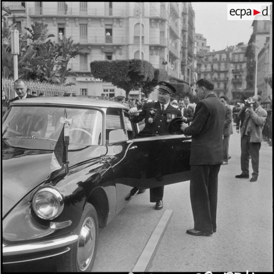 Alger. Adieux du général Challe. Arrivée du général en voiture.