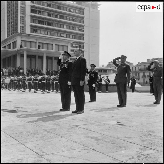 Forum d'Alger. Adieux du général Challe. Revue des différents détachements militaires.