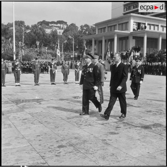 Forum d'Alger. Adieux du général Challe. Revue des différents détachements militaires.