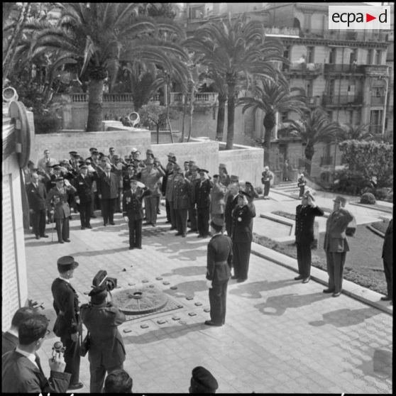 Alger. Adieux du général Challe. Cérémonie au monument aux morts.