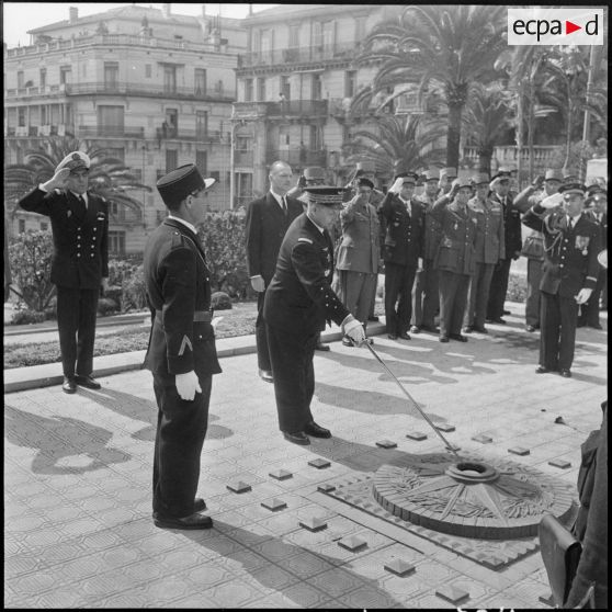 Alger. Adieux du général Challe. Il ranime la flamme au monument aux morts.