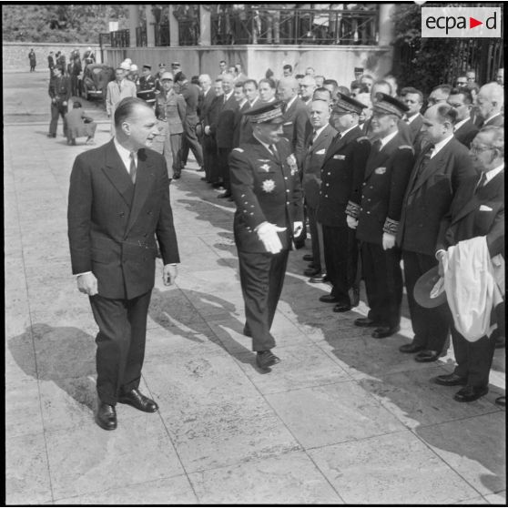 Forum d'Alger. Adieux du général Challe. Revue des différents détachements militaires.