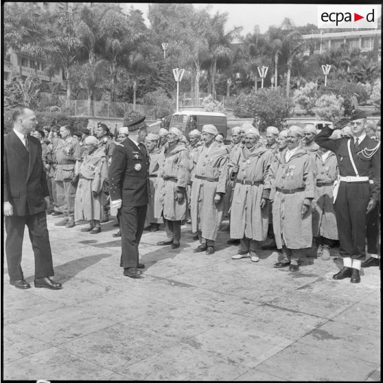 Forum d'Alger. Adieux du général Challe. Revue des différents détachements militaires.