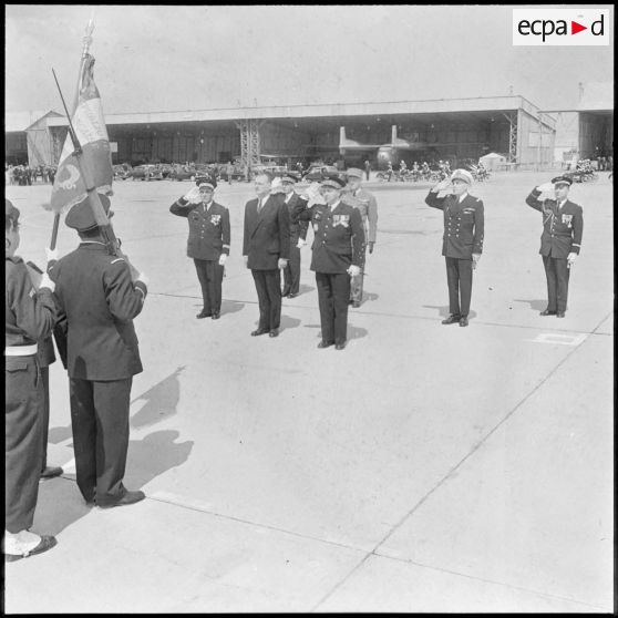 Départ du général Challe. Cérémonie à l'aérodrome militaire de Maison-Blanche.