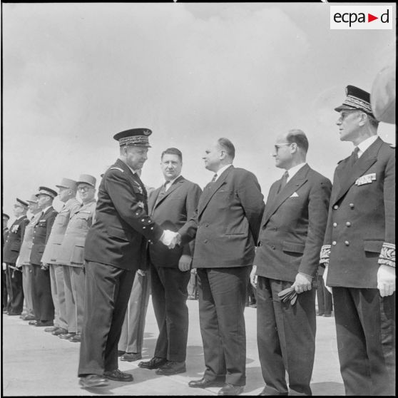 Départ du général Challe. Cérémonie à l'aérodrome militaire de Maison-Blanche. Le général Challe salue les autorités.