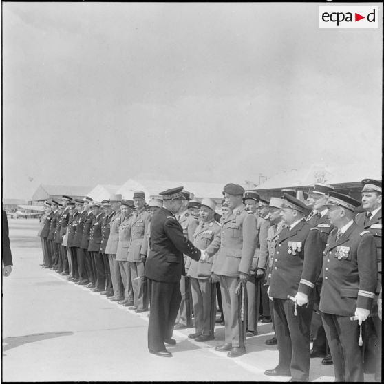 Départ du général Challe. Cérémonie à l'aérodrome militaire de Maison-Blanche. Le général Challe salue les autorités.