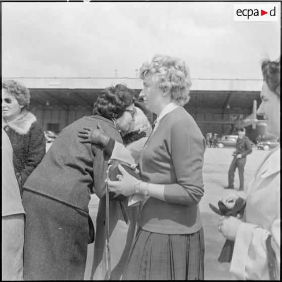 Départ du général Challe. Cérémonie à l'aérodrome militaire de Maison-Blanche. Madame Challe fait ses adieux.