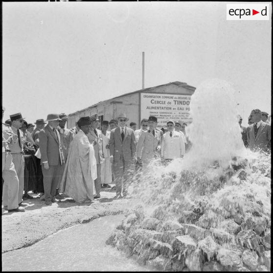 Inauguration du marché aux chameaux de Tindouf. Les personnalités devant la vanne d'eau qui vient d'être ouverte.