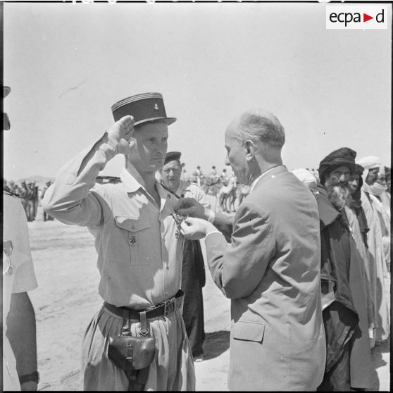 Inauguration du marché aux chameaux de Tindouf. Remise de décoration par Robert Lecourt.