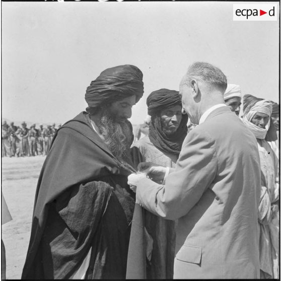 Inauguration du marché aux chameaux de Tindouf. Remise de décoration par Robert Lecourt.