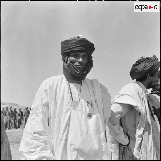 Inauguration du marché aux chameaux de Tindouf. Remise de décoration.