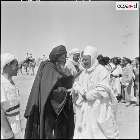 Inauguration du marché aux chameaux de Tindouf. Après la cérémonie de remise de décorations.