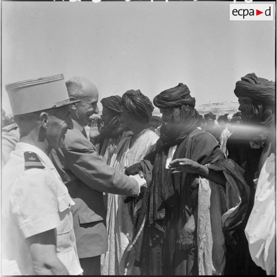 Inauguration du marché aux chameaux de Tindouf. Robert Lecourt salue les Reghibats.