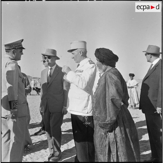 Inauguration du marché aux chameaux de Tindouf. Les autorités s'entretiennent.