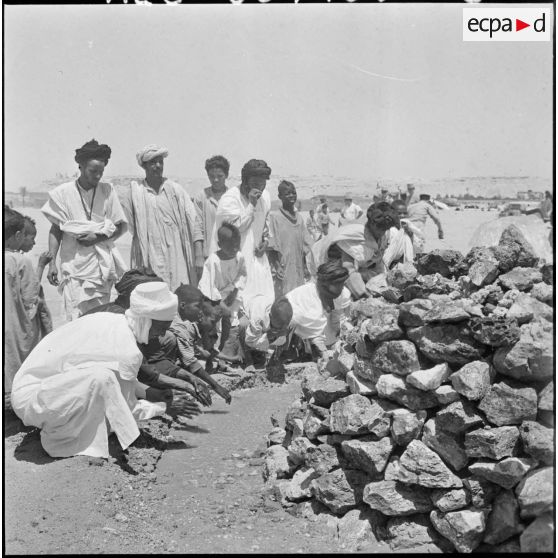Inauguration du marché aux chameaux de Tindouf. Les habitants se désaltèrent avec l'eau, nouvellement arrivée.