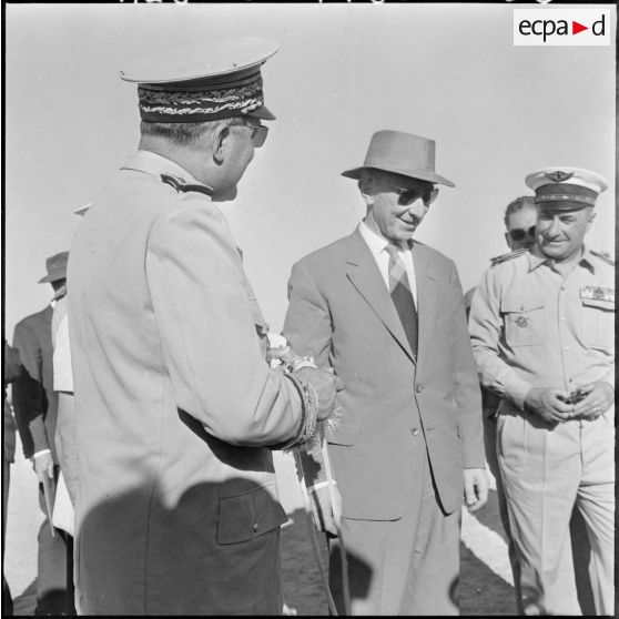 Inauguration du marché aux chameaux de Tindouf. Les autorités s'entretiennent.