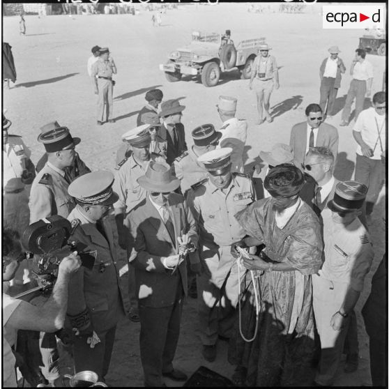 Inauguration du marché aux chameaux de Tindouf. Les autorités s'entretiennent avec un marchand Reghibat.
