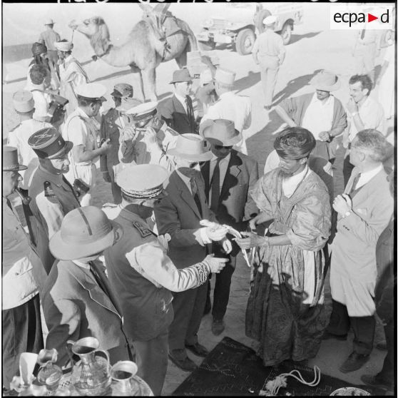 Inauguration du marché aux chameaux de Tindouf. Les autorités s'entretiennent avec un marchand Reghibat.