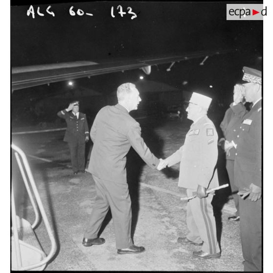 A La Senia, le général Gambiez reçoit Pierre Messmer.