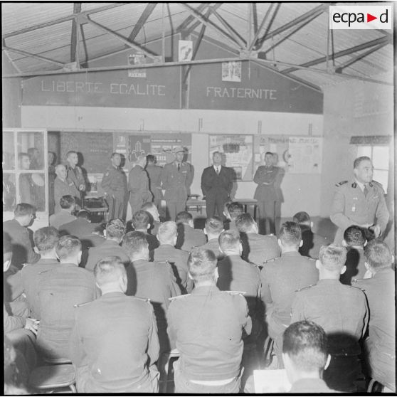 Visite du centre d'instruction de pacification et de contre-guérilla (CIPCG) d'Arzew. Salle d'instruction.