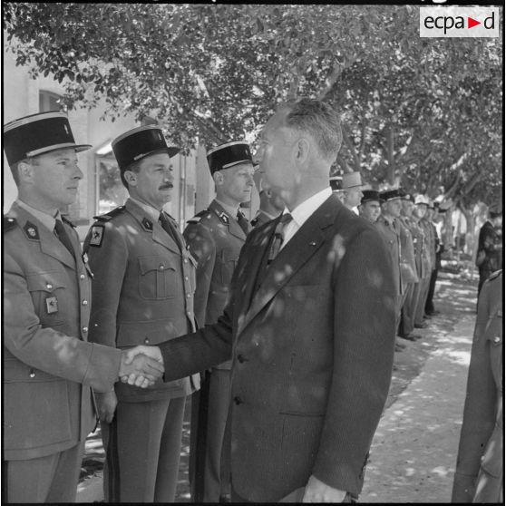 Prise d'armes à Mostaganem. Pierre Messmer salue les soldats.