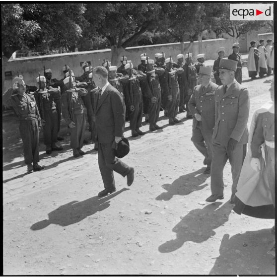 Prise d'armes à Mostaganem. Pierre Messmer passe les troupes en revue.