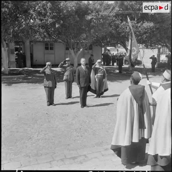 Prise d'armes à Mostaganem. Pierre Messmer et le général Gambiez pendant la cérémonie.