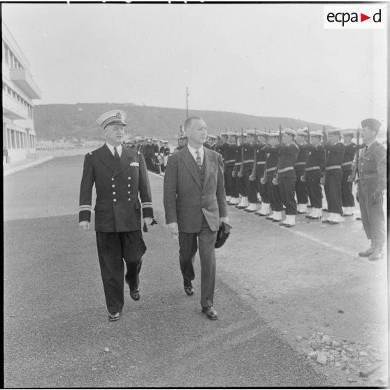 Le ministre des armées Pierre Messmer passe en revue les troupes du centre d'instruction des opérations amphibies (CIAO) à Arzew.