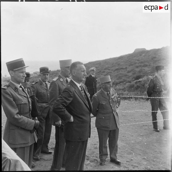 Visite du centre d'instruction de pacification et de contre-guérilla (CIPCG) d'Arzew. Pierre Messmer et le général Gambiez au stand de tir instinctif.