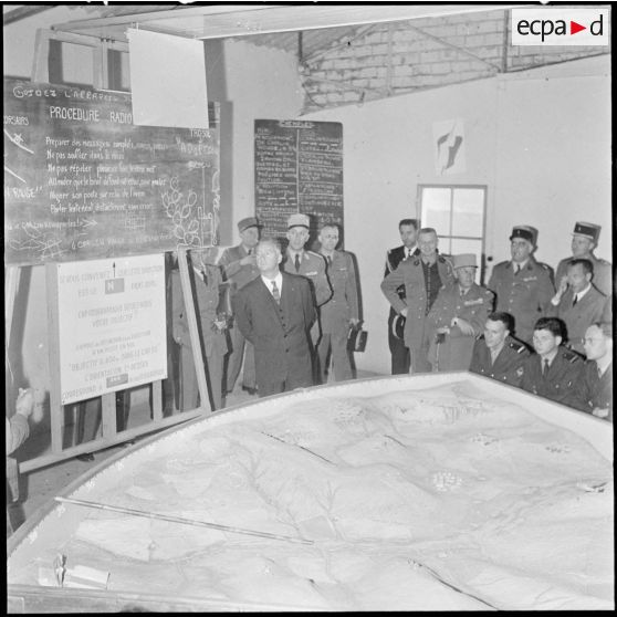 Visite du centre d'instruction de pacification et de contre-guérilla (CIPCG) d'Arzew. Salle d'instruction.