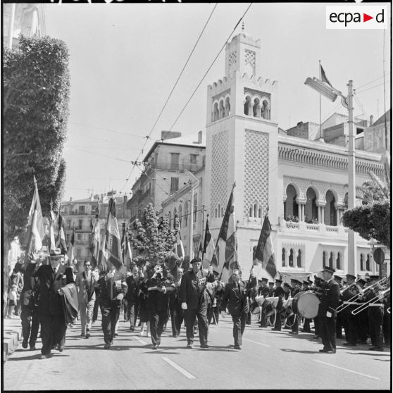 Commémoration de Camerone 1960 par l'Amicale des anciens légionnaires d'Alger. Arrivée du cortège au monument aux morts.