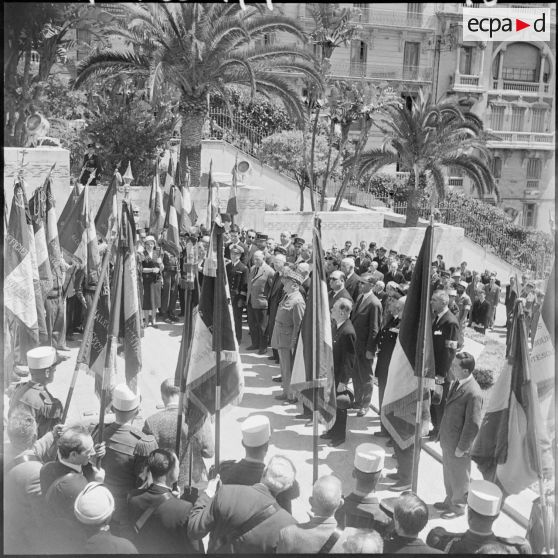 Commémoration de Camerone 1960 par l'Amicale des anciens légionnaires d'Alger. Cérémonie au monument aux morts.