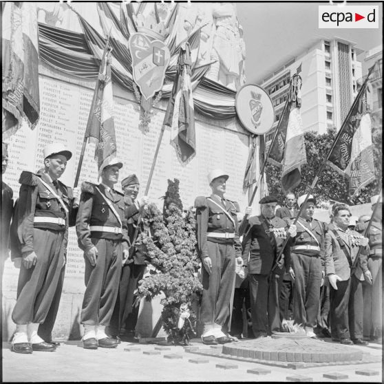 Commémoration de Camerone 1960 par l'Amicale des anciens légionnaires d'Alger. Gerbe de fleurs et garde d'honneur au monument aux morts.