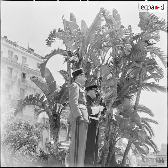 Commémoration de Camerone 1960 par l'Amicale des anciens légionnaires d'Alger. Monument aux morts. Capitaine Letanoux durant son allocution à la mémoire des légionnaires tombés à Camerone.