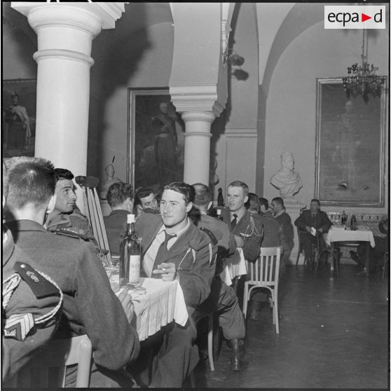 Commémoration de Camerone 1960 par l'Amicale des anciens légionnaires d'Alger. Repas amical offert aux blessés de la Légion étrangère au cercle des officiers (intérieur du cercle).