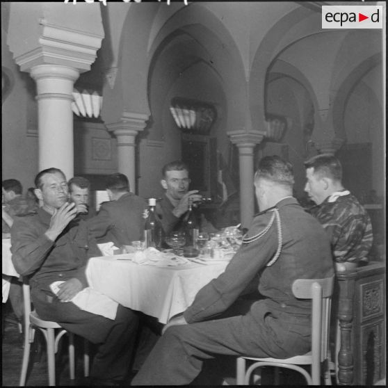 Commémoration de Camerone 1960 par l'Amicale des anciens légionnaires d'Alger. Repas amical offert aux blessés de la Légion étrangère au cercle des officiers (intérieur du cercle).