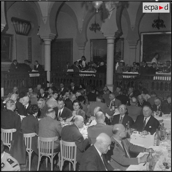 Commémoration de Camerone 1960 par l'Amicale des anciens légionnaires d'Alger. Repas amical offert aux blessés de la Légion étrangère au cercle des officiers (intérieur du cercle).