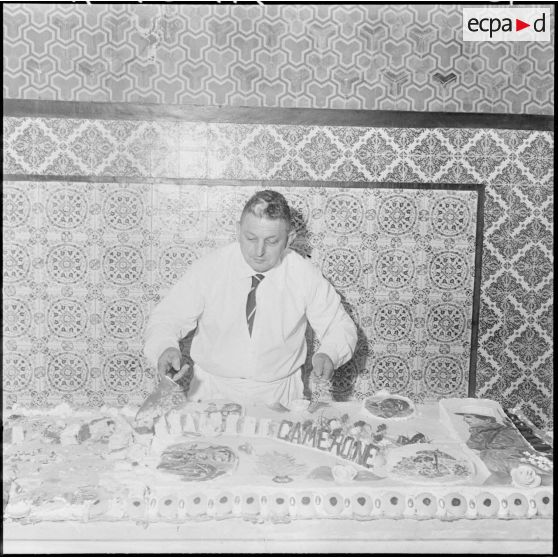 Commémoration de Camerone 1960 par l'Amicale des anciens légionnaires d'Alger. Repas amical offert aux blessés de la Légion étrangère au cercle des officiers (intérieur du cercle).
