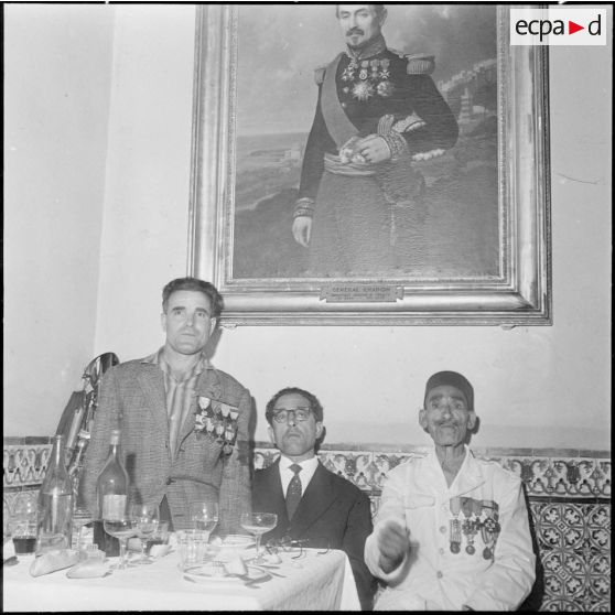 Commémoration de Camerone 1960 par l'Amicale des anciens légionnaires d'Alger. Repas amical offert aux blessés de la Légion étrangère au cercle des officiers (intérieur du cercle).