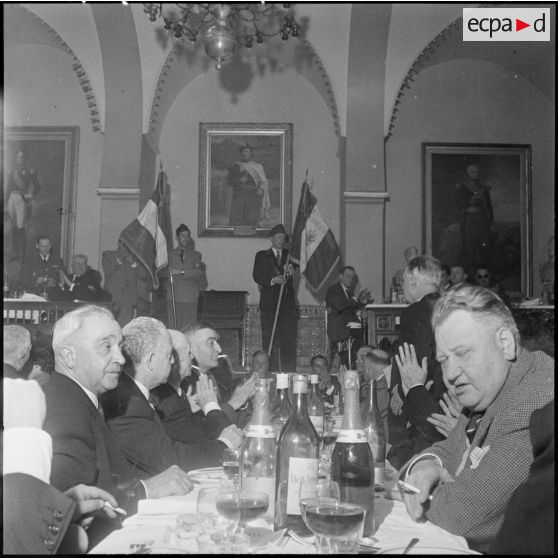 Commémoration de Camerone 1960 par l'Amicale des anciens légionnaires d'Alger. Repas amical offert aux blessés de la Légion étrangère au cercle des officiers (intérieur du cercle).