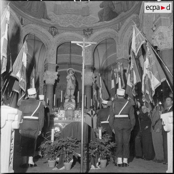 Commémoration de Camerone 1960 par l'Amicale des anciens légionnaires d'Alger. Eglise Saint-Charles dans le quartier de l'Agha. Garde d'honneur de la Légion étrangère.