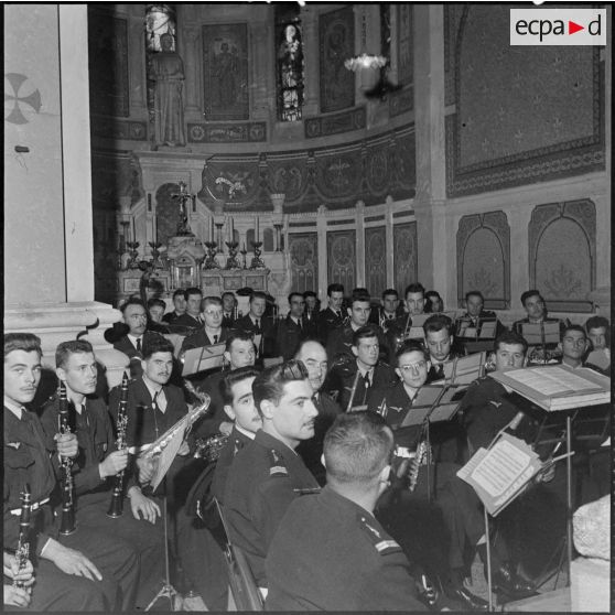Commémoration de Camerone 1960 par l'Amicale des anciens légionnaires d'Alger. Eglise Saint-Charles dans le quartier de l'Agha. Musique de la 5ème région aérienne.