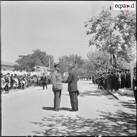 Sidi-Bel-Abbès. Commémorations du 97ème anniversaire du combat de Camerone. Pierre Messmer salue une autorité militaire.