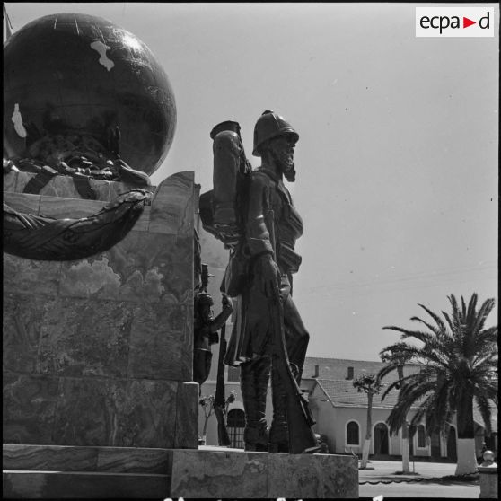 Sidi-Bel-Abbès. Commémorations du 97ème anniversaire du combat de Camerone. Monument aux morts de la Légion étrangère.