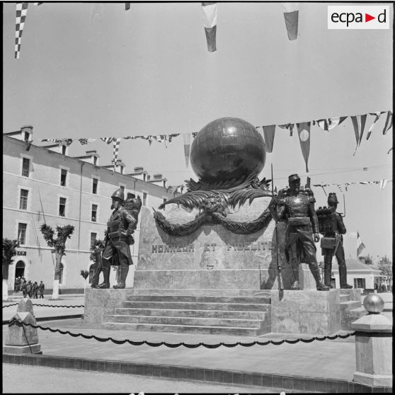 Sidi-Bel-Abbès. Commémorations du 97ème anniversaire du combat de Camerone. Monument aux morts de la Légion étrangère.